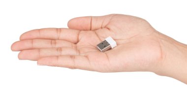 El ele tutuşan Mini USB flaşı beyaz arka planda izole edilmiş..