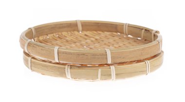 Bambudan yapılmış harç sepeti beyaz arkaplanda izole edilmiş.