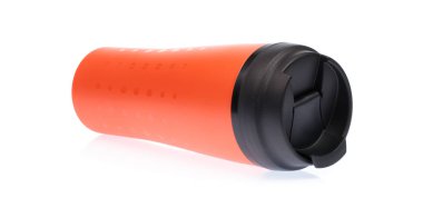 Beyaz arka planda izole edilmiş plastik spor su şişesi