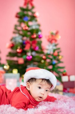 Güzel küçük bebek Noel kutluyor. Yılbaşı tatil.