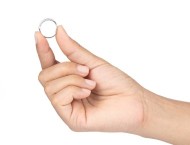 Beyaz arkaplanda el ele tutuşan halka