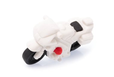 Lastik silgi motosikleti beyaz arkaplanda izole edilmiş.