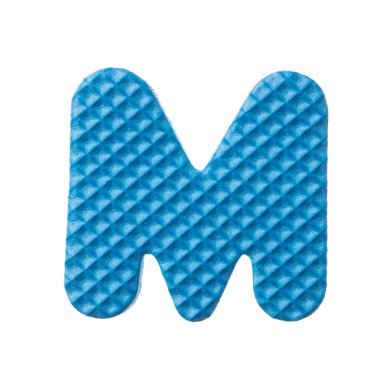 Eva köpüğünden yapılan M alfabesi beyaz arkaplanda izole edilmiş.