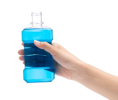 El ele tutuşan su gargarası beyaz arkaplanda izole edilmiş.