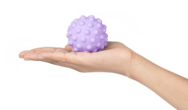 El ele tutuşan plastik top oyuncağı beyaz arka planda izole edildi 