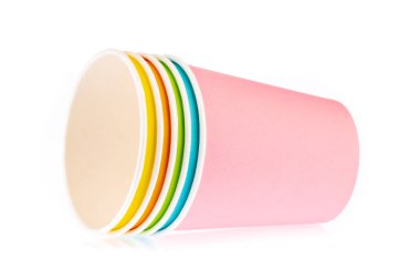 Beyaz arkaplanda izole edilmiş renkli kağıt bardak koleksiyonu