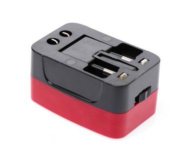 Beyaz arkaplanda 3 pin ana prizi izole edildi