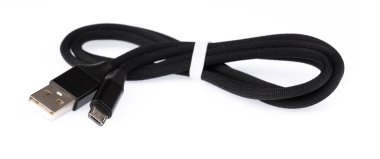 Akıllı telefon için siyah USB kablosu beyaz arkaplanda izole edildi.