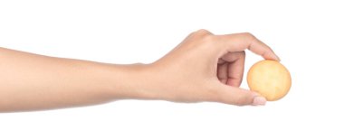 Beyaz arkaplanda el ele tutuşan kurabiyeler