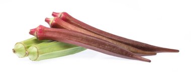 Beyaz arkaplanda izole edilmiş taze bamya