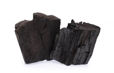 Beyaz arkaplanda siyah kömür izole edildi.