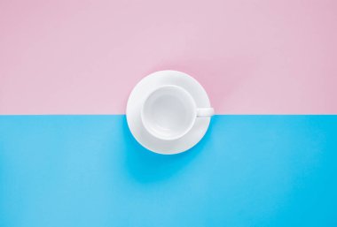 Pembe ve mavi arka planda boş kahve fincanı