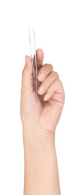 Beyaz bir arka planda metal cımbız tutan el.