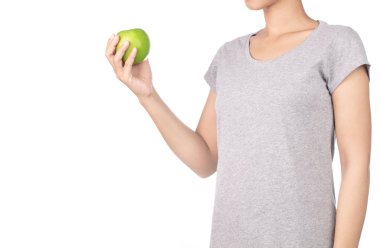 El ele tutuşan yeşil elma beyaz arkaplanda izole edilmiş. 