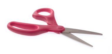 Beyaz arkaplanda kırmızı makas izole edildi