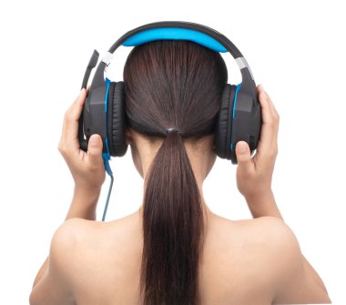 Genç Kadın Kulaklıkla Müzik Dinliyor Beyaz Sırtüstü İzole Edildi