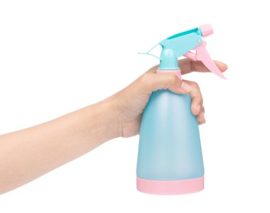 Mavi şişe sprey tabancasını tutan el. Nesne nerede izole edildi