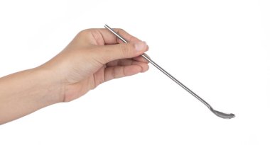 Uzun saplı metal kaşık dondurma için uygun.