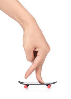 Beyaz arka planda parmakları izole bir kaykay oyuncağı.