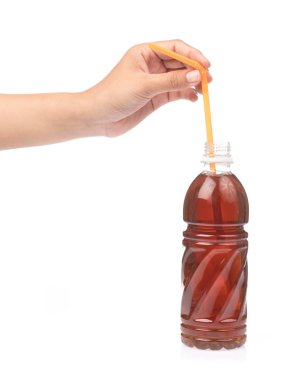 Beyaz sırtında izole edilmiş plastik şişede çay ve tüp ile el.