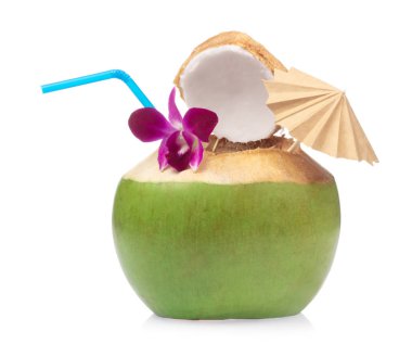 Yeşil hindistan cevizleri ve beyaz çiçekli pipet içmek.