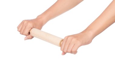 Beyaz arka planda el ele tutuşan ahşap raptiye.