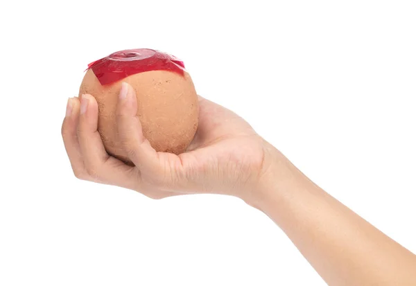 Ruka drží míč petardy izolované na bílém pozadí. — Stock fotografie