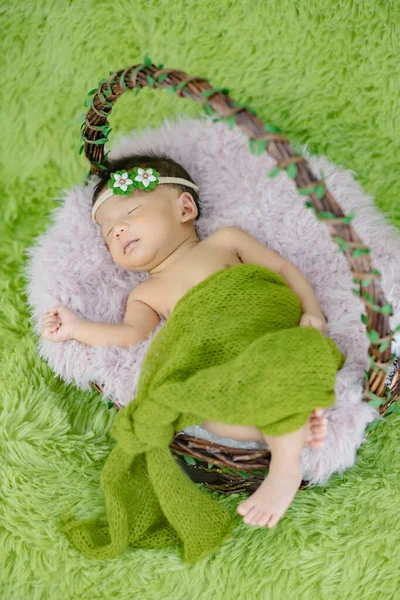 Bebê adorável recém-nascido em uma cesta. — Fotografia de Stock