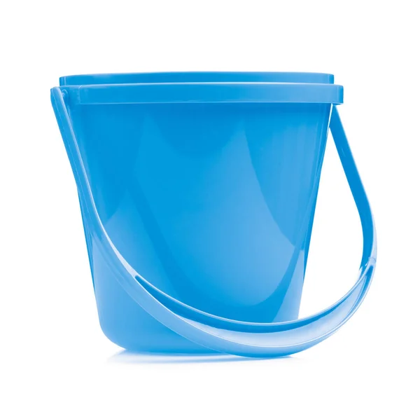 Kék műanyag vödör víz elszigetelt fehér alapon — Stock Fotó