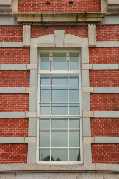 Вікно з червоною цегляною стіною — стокове фото