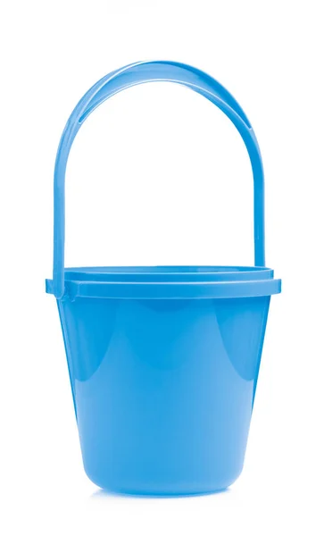Голубое пластиковое ведро для воды на белом фоне — стоковое фото