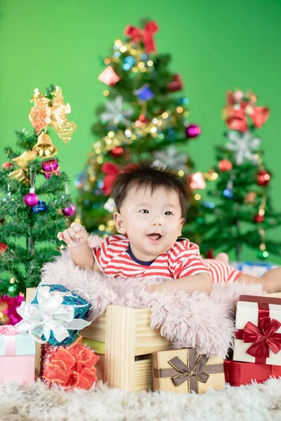 Cute Little Baby w drewnianym pudełku z Christmas box prezent na Chrystusa — Zdjęcie stockowe