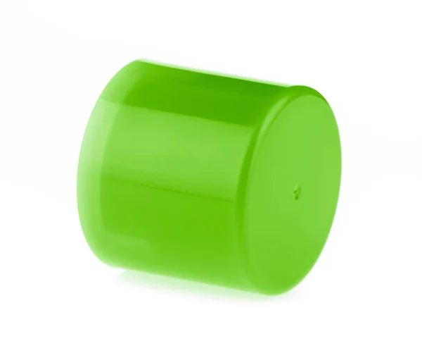 Зелена кришка пластикової пляшки ізольована на білому тлі — стокове фото