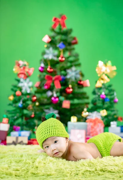 Gelukkig nieuwjaar kerstboom met een kleine baby in kostuum — Stockfoto