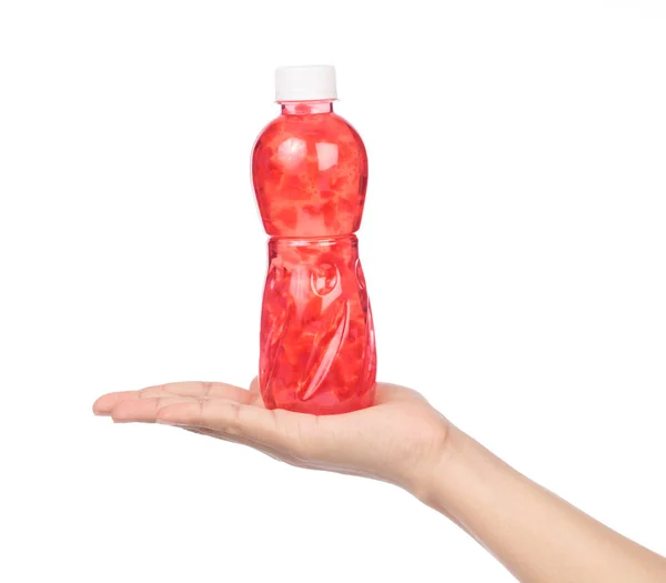 Mão segurando suco de morango em garrafa isolada no backgr branco — Fotografia de Stock