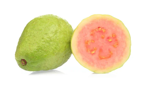 Fatia de frutas de goiaba isolada no fundo branco — Fotografia de Stock