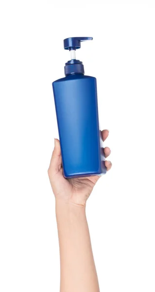 Uma mão segurando azul de xampu garrafa isolada no backgrou branco — Fotografia de Stock