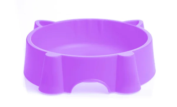 Фіолетова пластикова миска для кормів для домашніх тварин ізольована на білому тлі — стокове фото