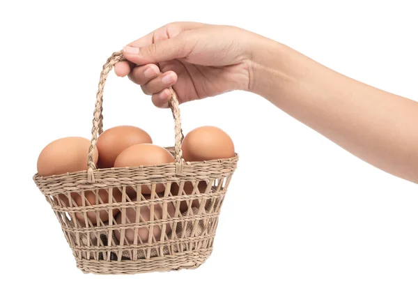 Mão segurando ovos em cesta isolada no fundo branco — Fotografia de Stock