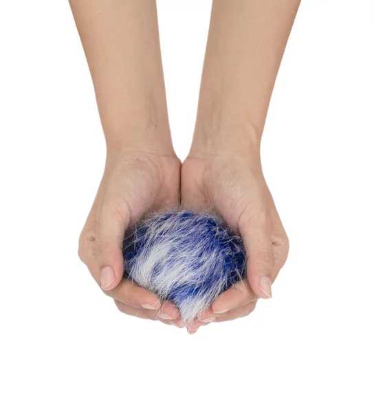 Ręczne trzymanie Niebieskiej piłki futerkowej izolowane na białym tle — Zdjęcie stockowe