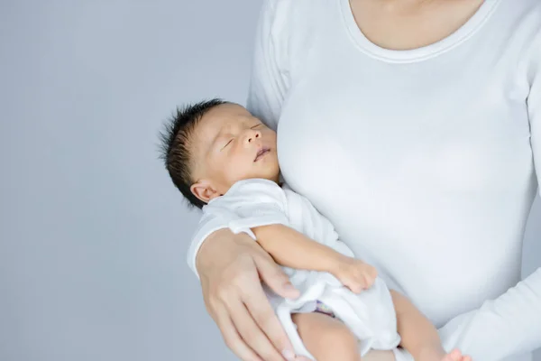 Bebê recém-nascido dormindo no peito de sua mãe — Fotografia de Stock