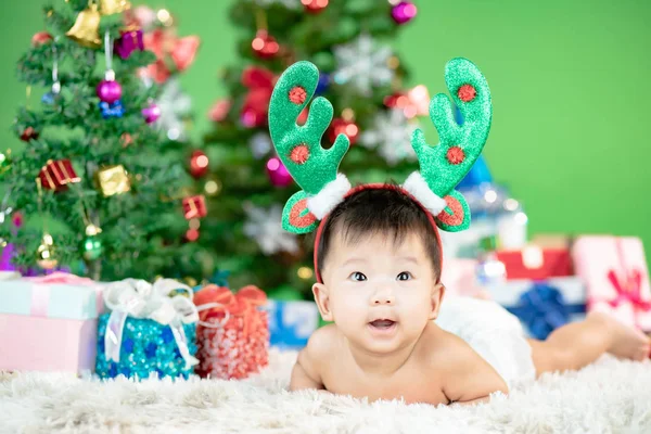 Małe dziecko z prezentami świątecznymi — Zdjęcie stockowe