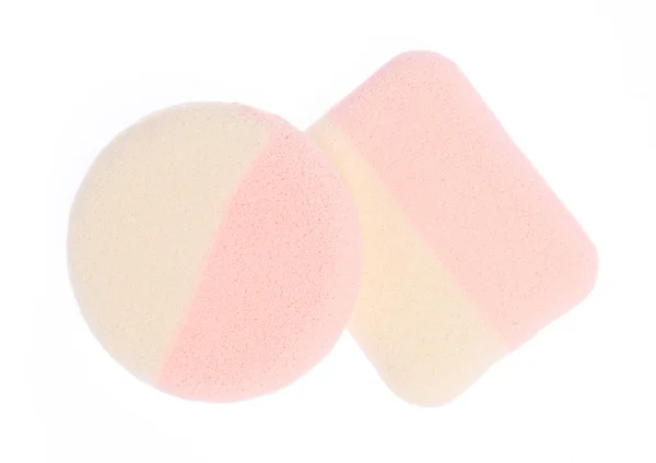 Esponjas cosméticas isoladas sobre fundo branco — Fotografia de Stock