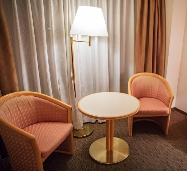 Piękny klasyczny fotel i lampa w pokoju — Zdjęcie stockowe