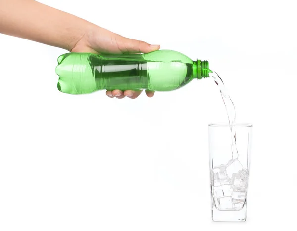 Verliezen van Hand gieten beluchte frisdrank in fles glas — Stockfoto