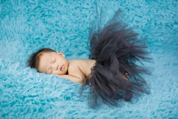 Linda moda bebê recém-nascido vestindo saia tutu em tapetes backgr — Fotografia de Stock