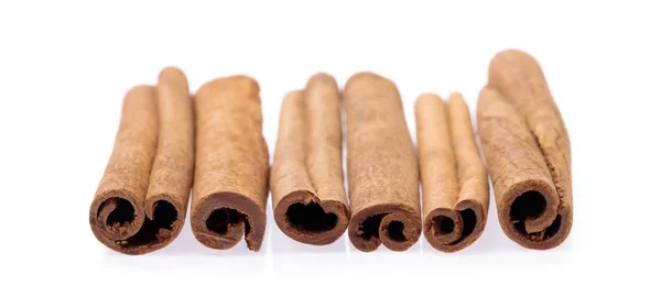 Cinnamon diisolasi di latar belakang putih — Stok Foto