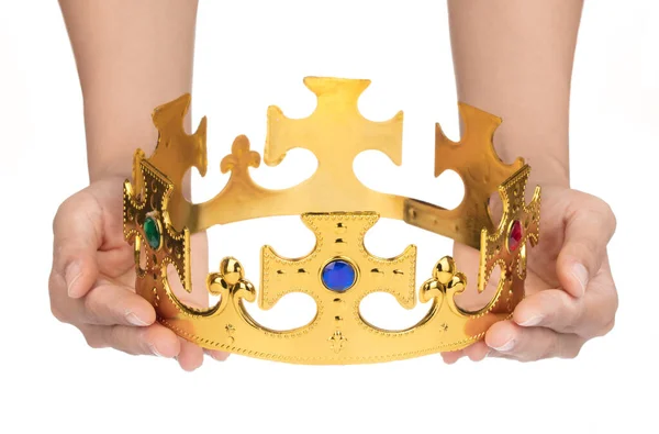 Mão segurando coroa dourada isolado em um fundo branco — Fotografia de Stock