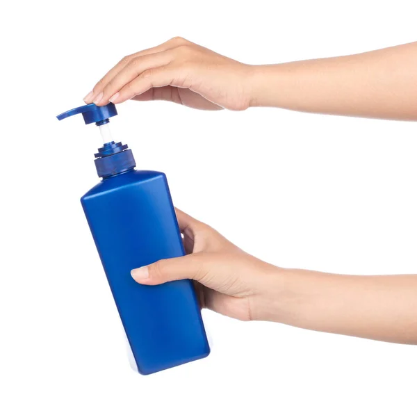 Ruka drží modrou láhev šampónu izolované na bílém pozadí — Stock fotografie