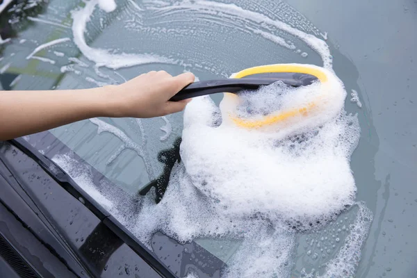 Limpiaparabrisas de un coche con espuma de esponja amarilla . — Foto de Stock